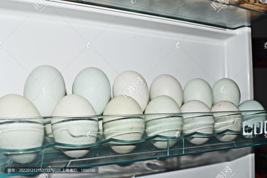 鸡蛋隔层冰箱里的鸡蛋