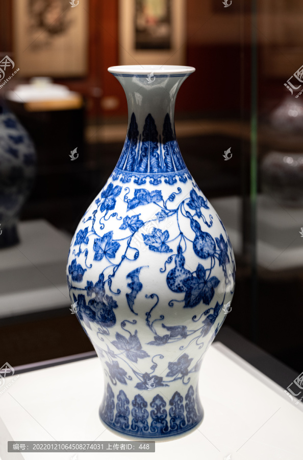 清雍正青花福禄万代纹橄榄瓶