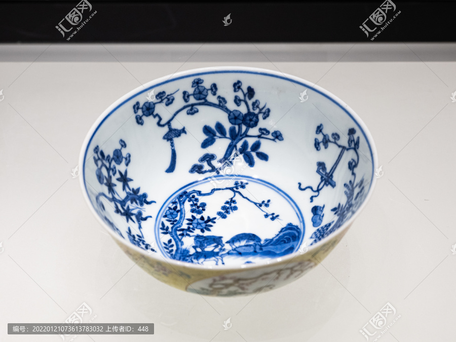 内青花外黄地粉彩三羊开泰纹碗