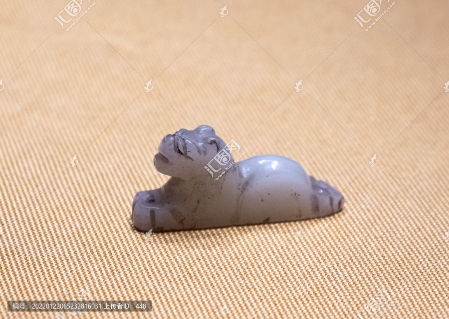 辽代白玉虎形饰件