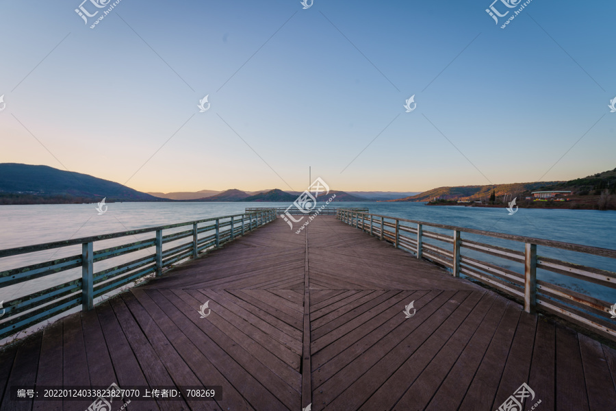 湖边空旷的木栈道和蓝天背景