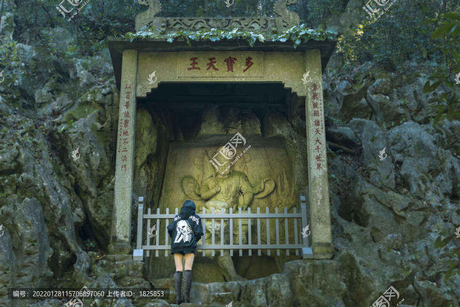 杭州飞来峰多闻天王像