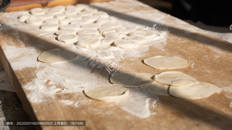 过年和面包饺子