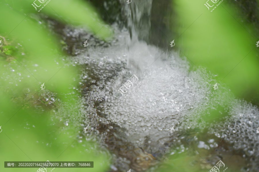 山涧流水小瀑布