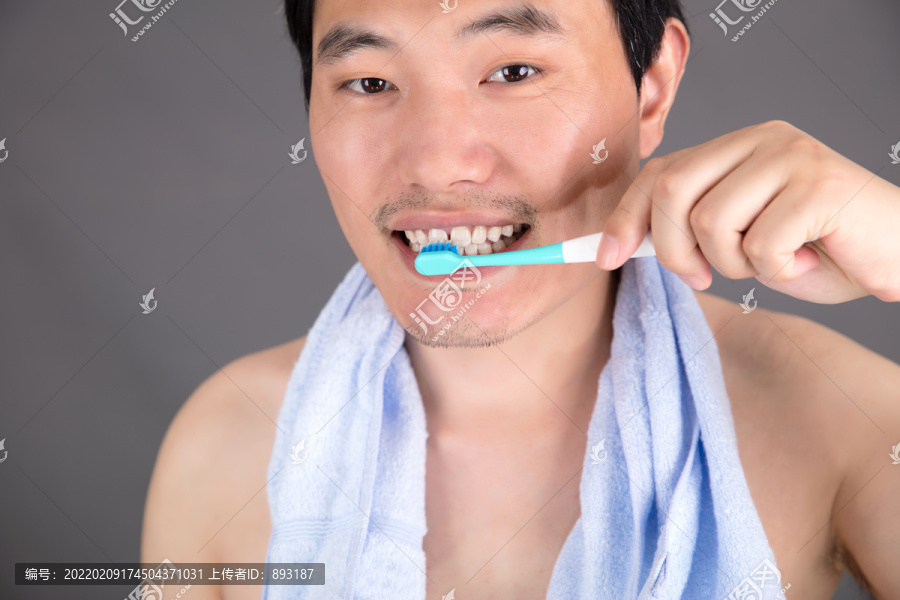 早晨的男士在刷牙