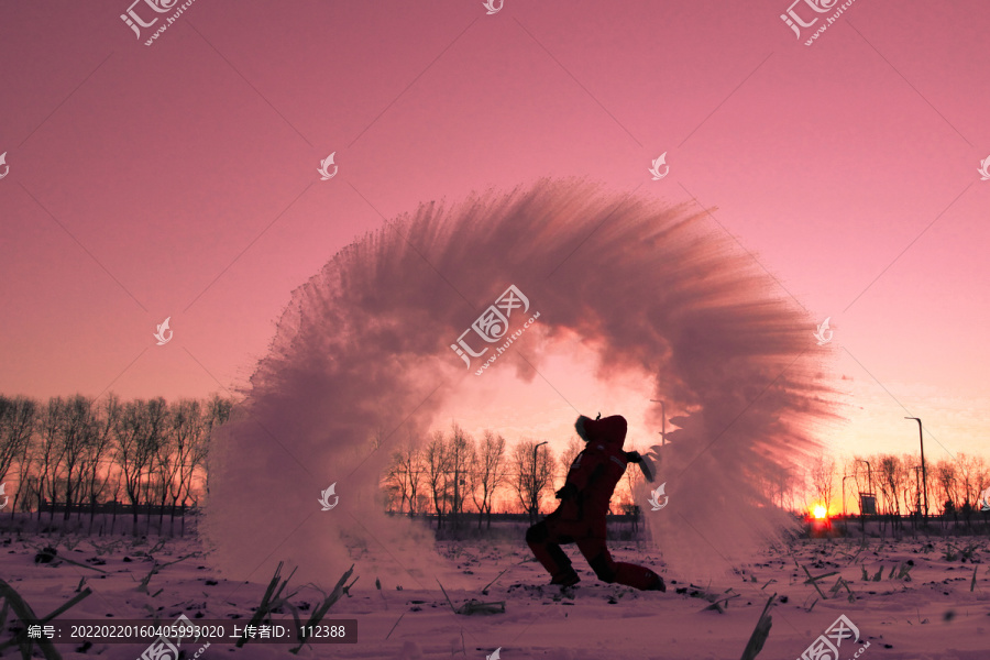 泼水成冰冬季雪地撒欢东北特色