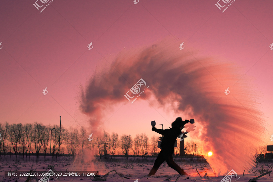 泼水成冰冬季雪地撒欢东北特色