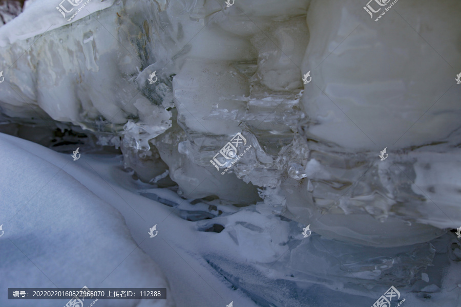 东北冬景雪景蓝天山川冰裂