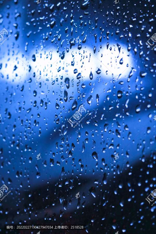 玻璃上的水滴下雨天蓝色背景