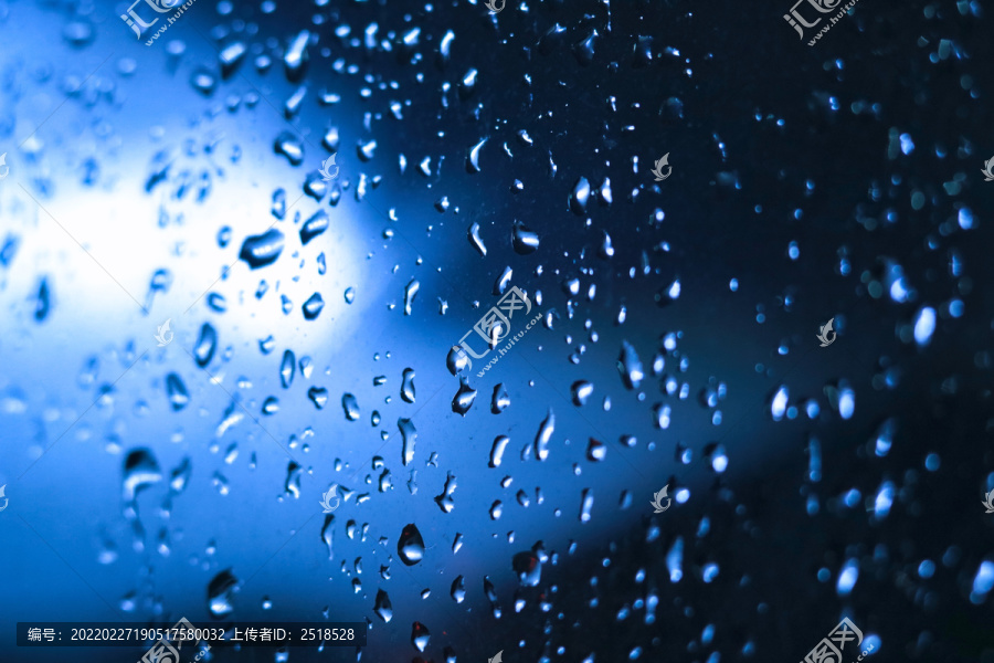 玻璃上的水滴下雨天蓝色背景