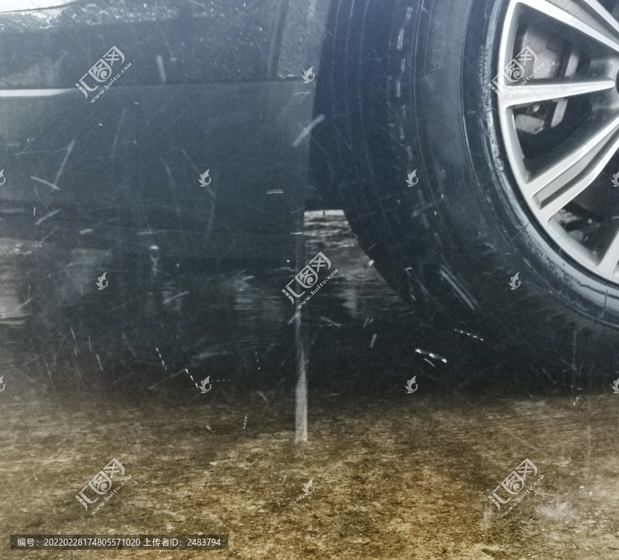 下雨天汽车轮胎旁的雨滴