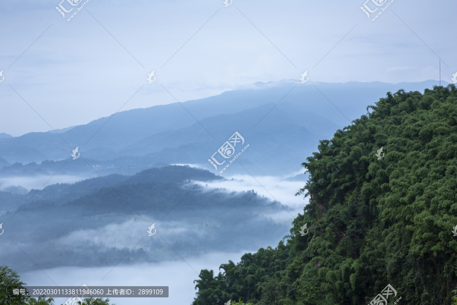 高山云雾缭绕自然风光