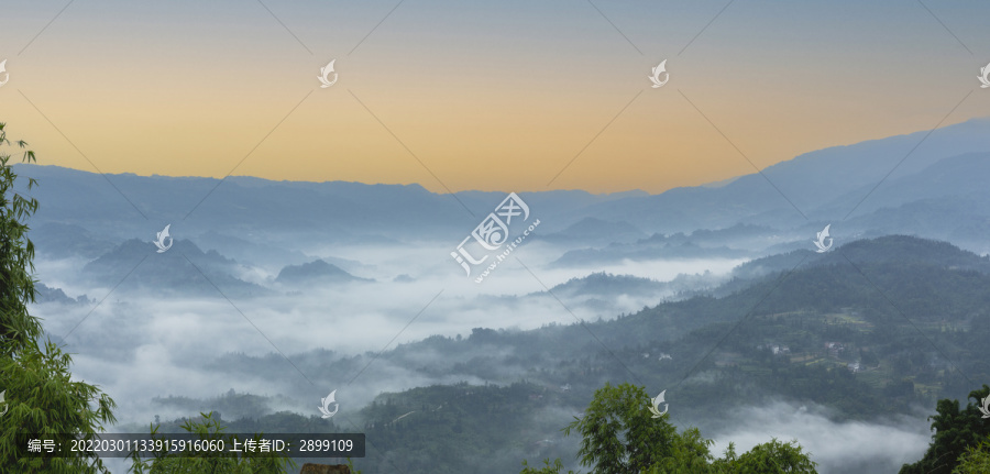 高山沟壑云雾缭绕自然风光