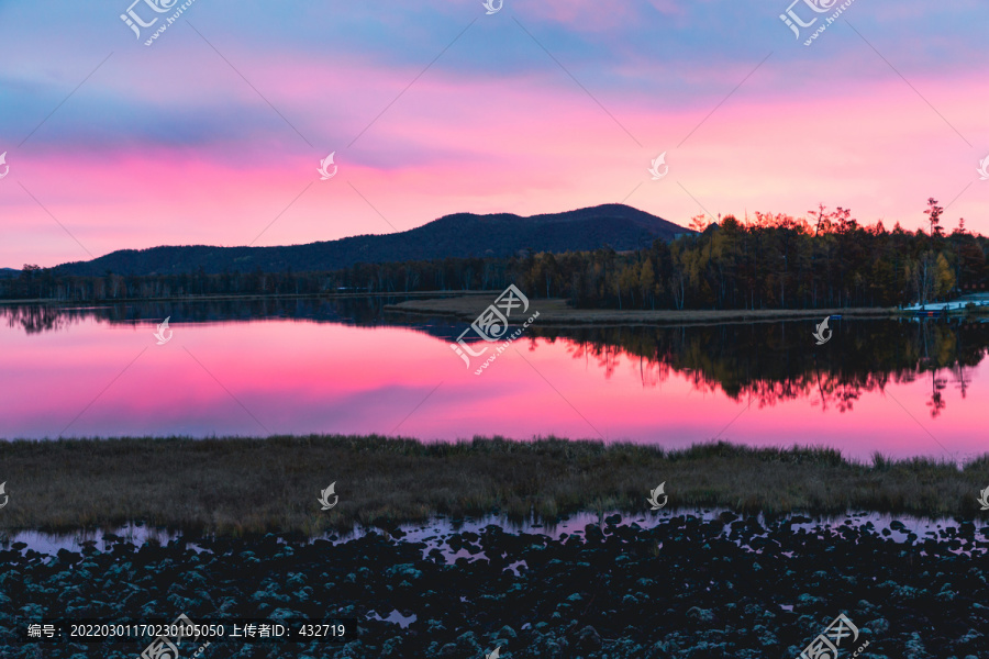 森林湖泊倒影晚霞红色湖水