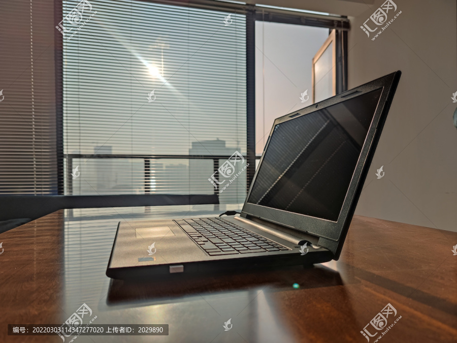 商务笔记本电脑鼠标键盘办公室