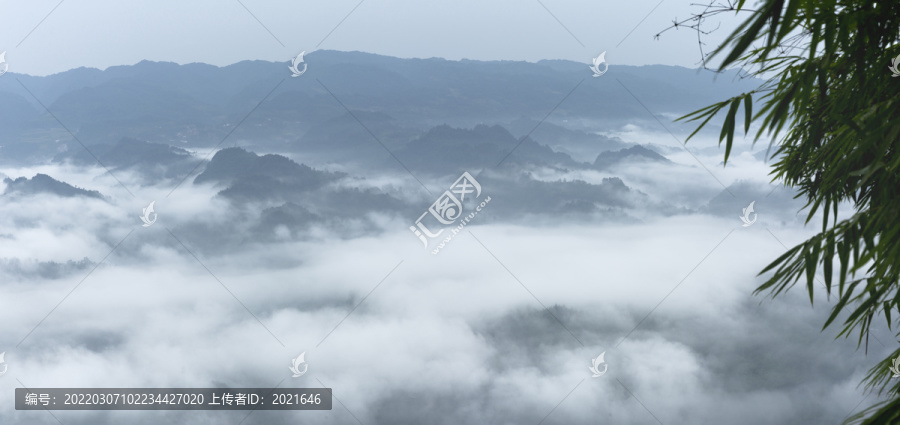 云雾缭绕山脉高山水墨仙境