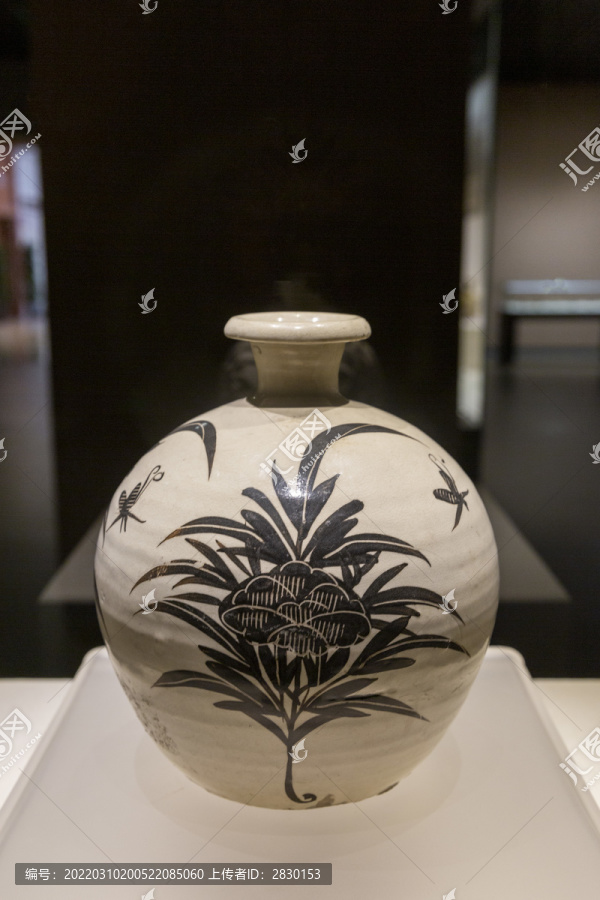 磁州窑白釉黑彩圆腹小口瓶