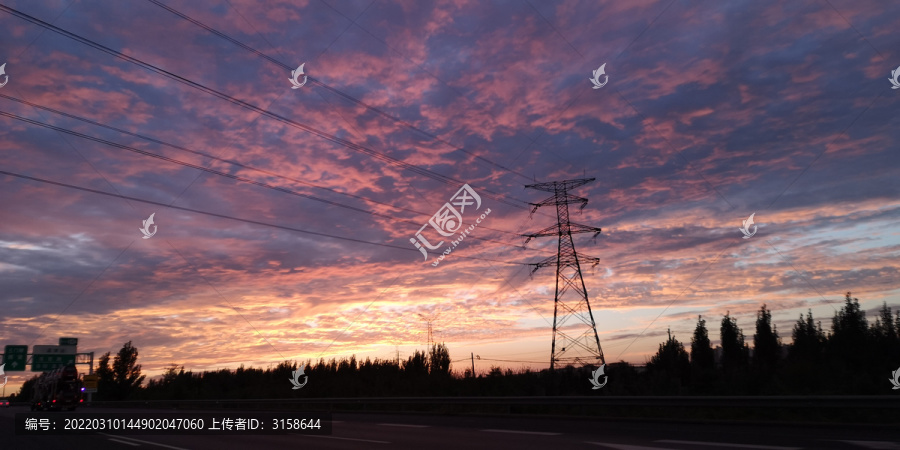 夕阳下的高压电塔