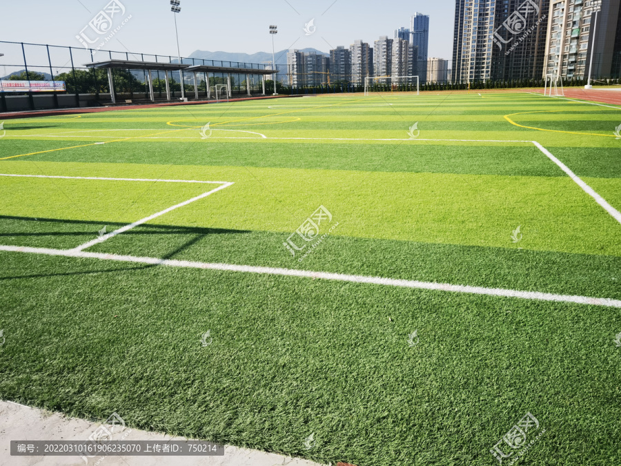 学校操场人造草坪足球场图片