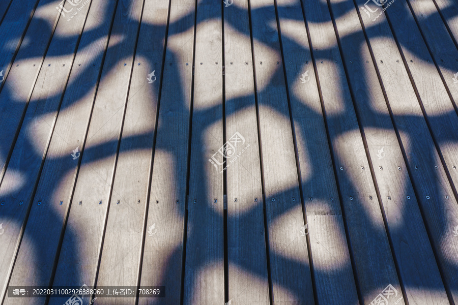木地板上的钢筋框架影子背景