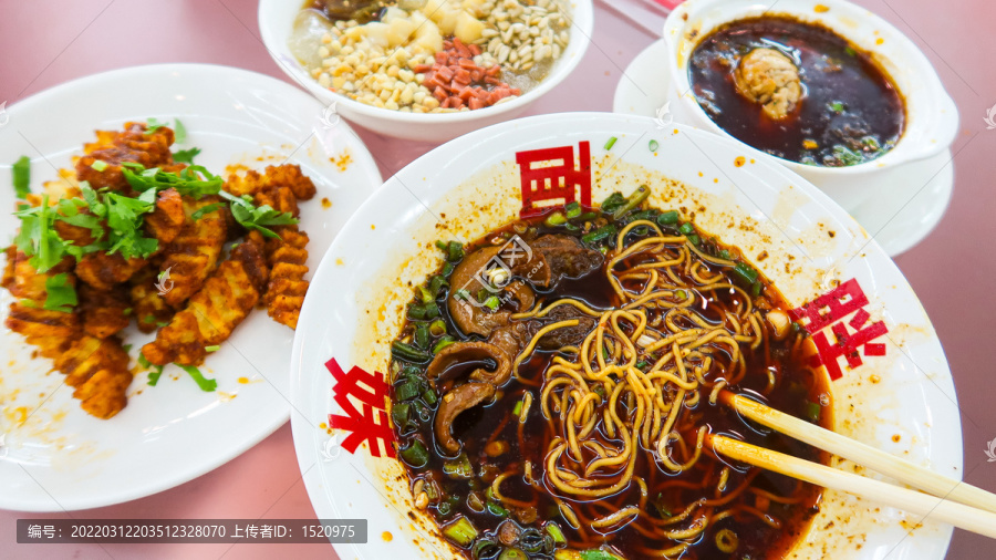 重庆小面馆牛肉面川渝美食