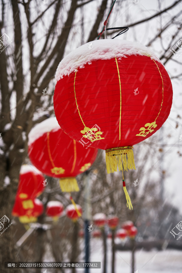 落雪的红灯笼