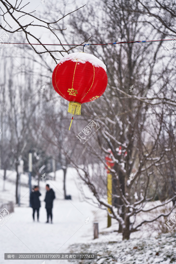 落雪的红灯笼