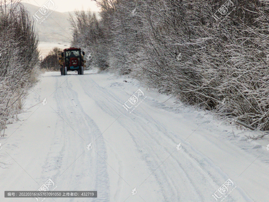 冬季山路积雪拖拉机