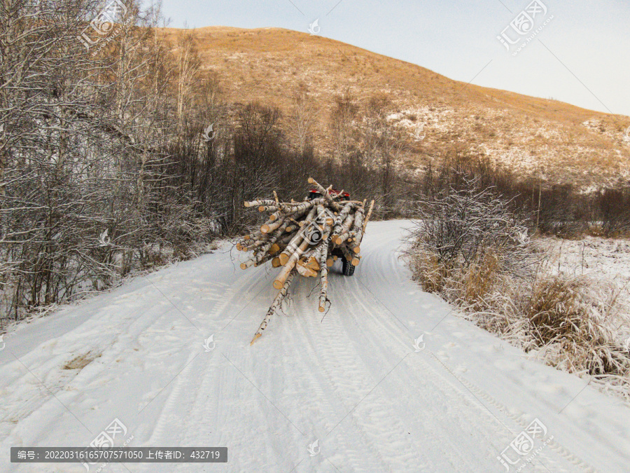 冬季山路积雪拉木材