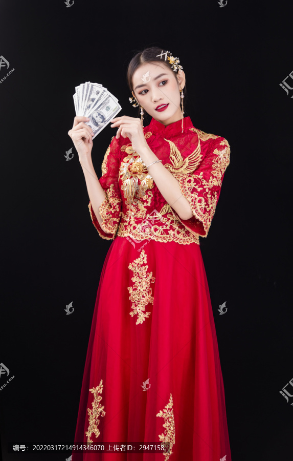 穿着中式秀禾服的女性结婚人像