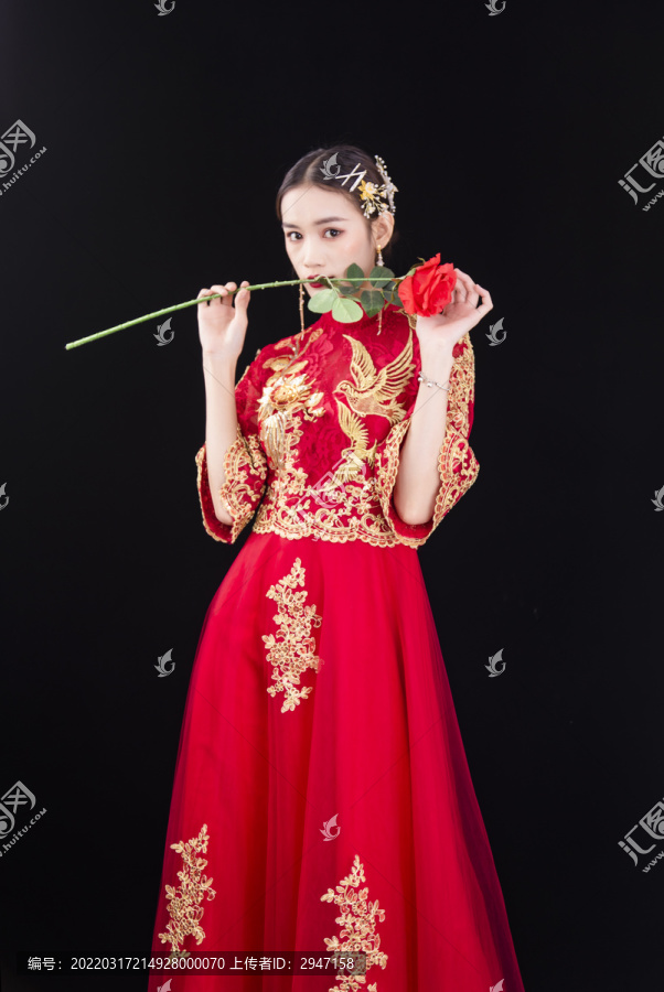 穿着中式秀禾服的女性人像