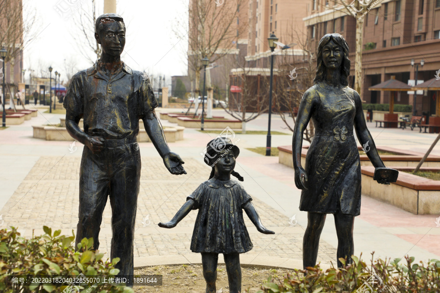 三口之家人物雕像