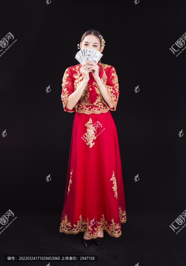 穿着中式秀禾服的女性人像