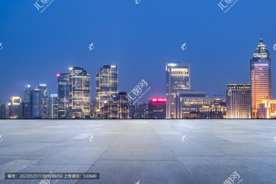 广场地面砖和上海外滩夜景