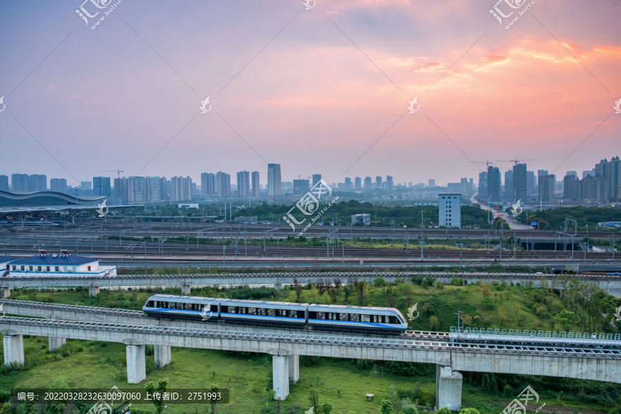 运行中长沙磁悬浮列车