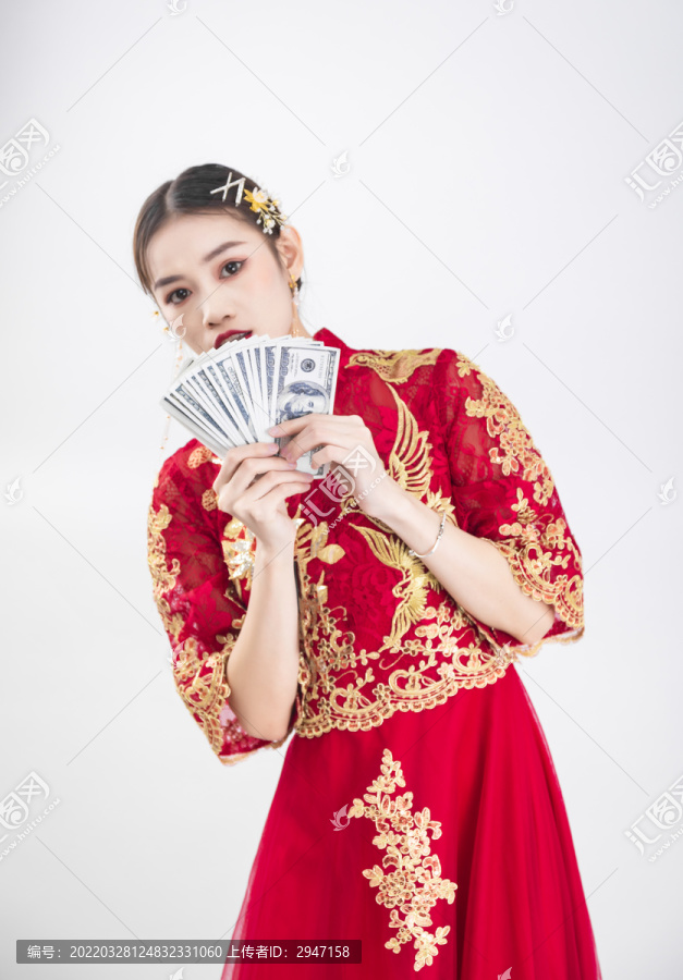 穿着中式秀禾服的女性人像