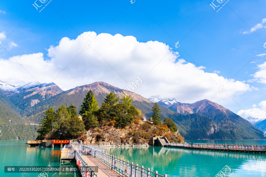 西藏林芝巴松措湖心岛扎西岛