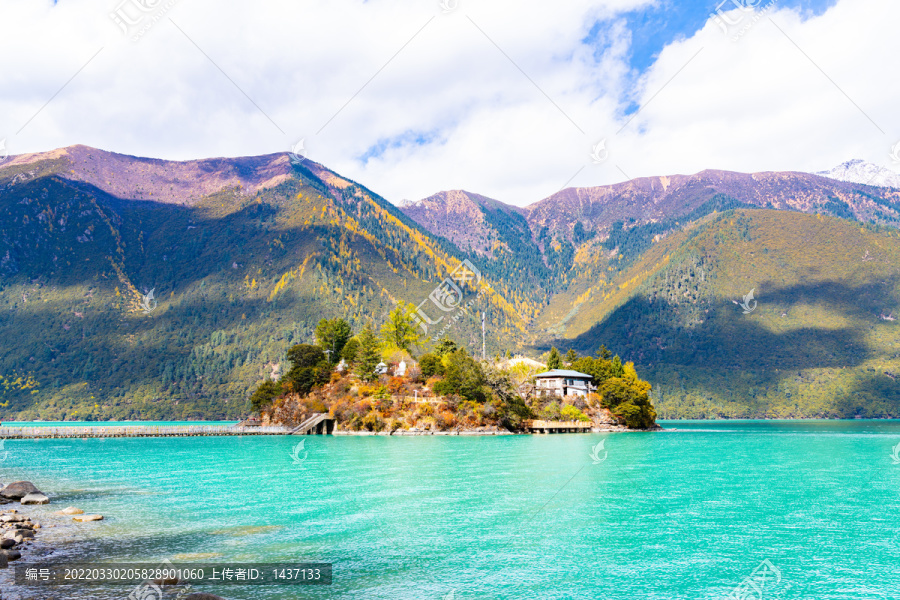 西藏林芝巴松措日光中湖心岛