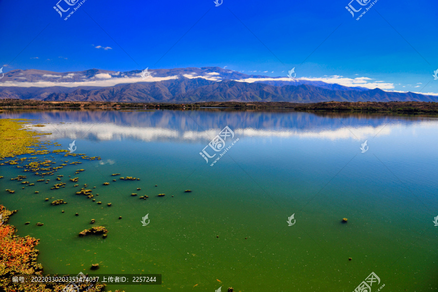 湖泊与山景