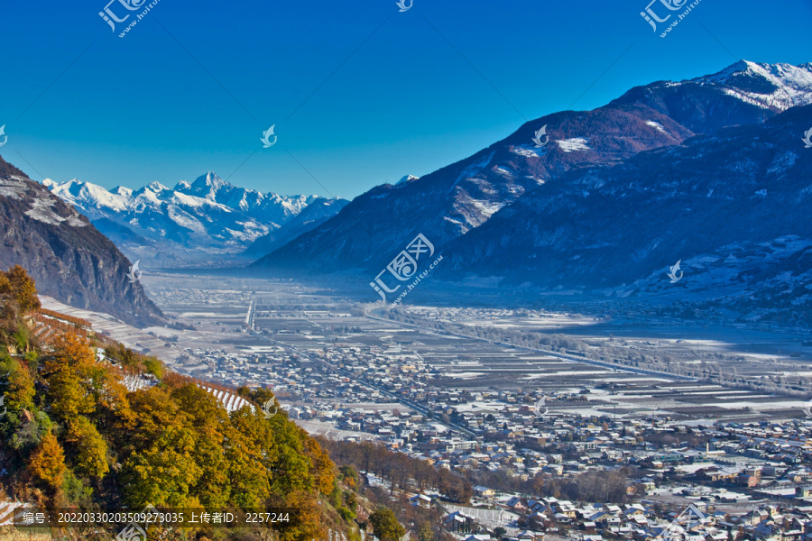 湖泊与山景