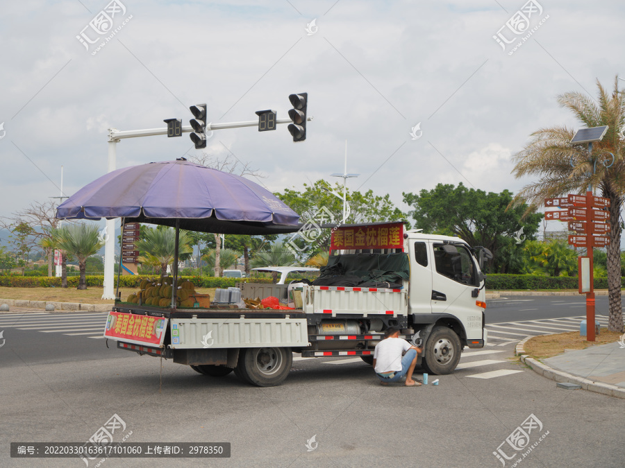 卖榴莲的货车