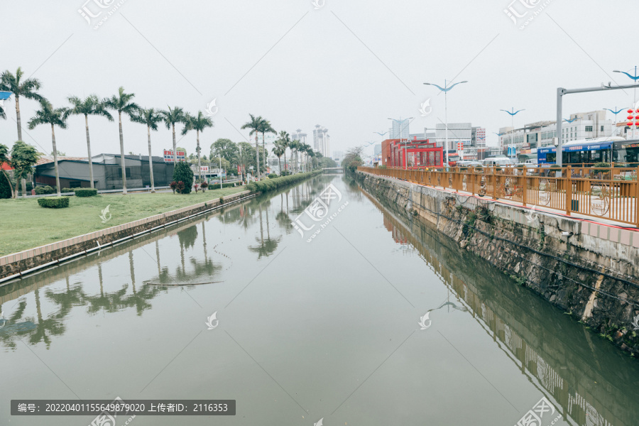 路边的河流
