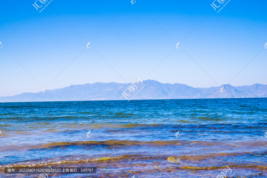 蔚蓝湖水
