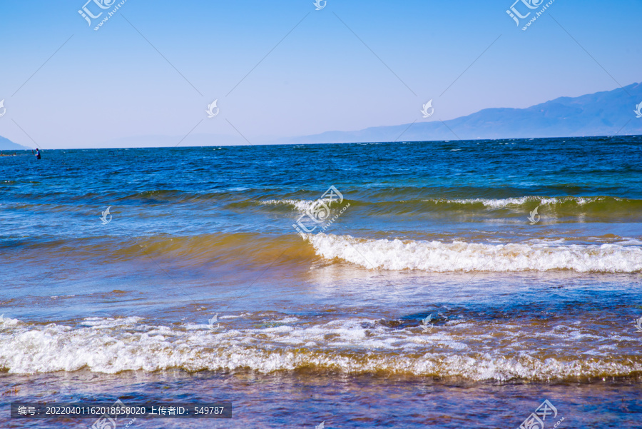 蔚蓝湖水