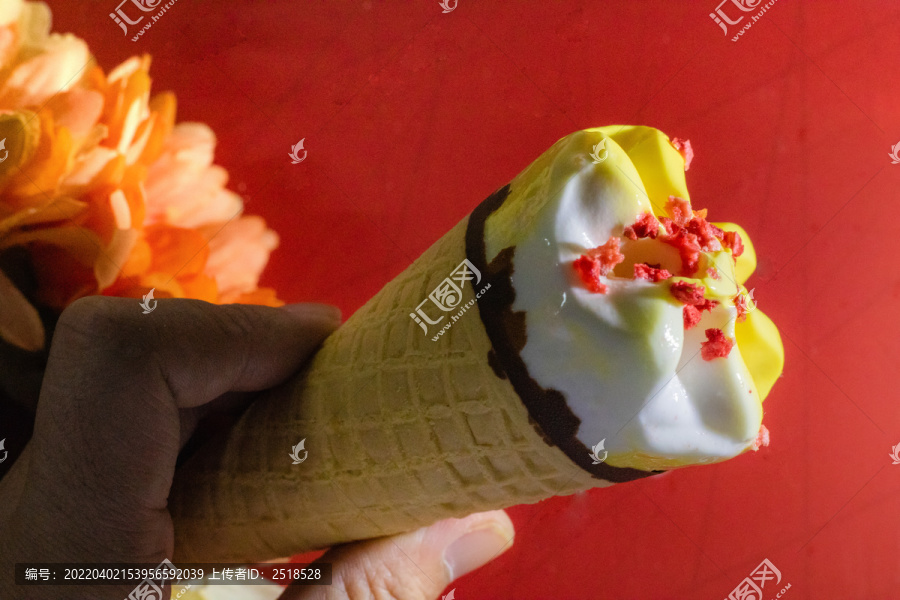 夏季冷饮甜筒草莓冰淇淋