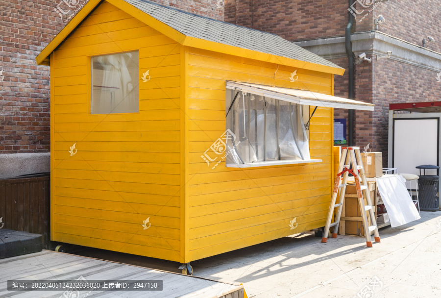 黄色木制售卖亭小屋