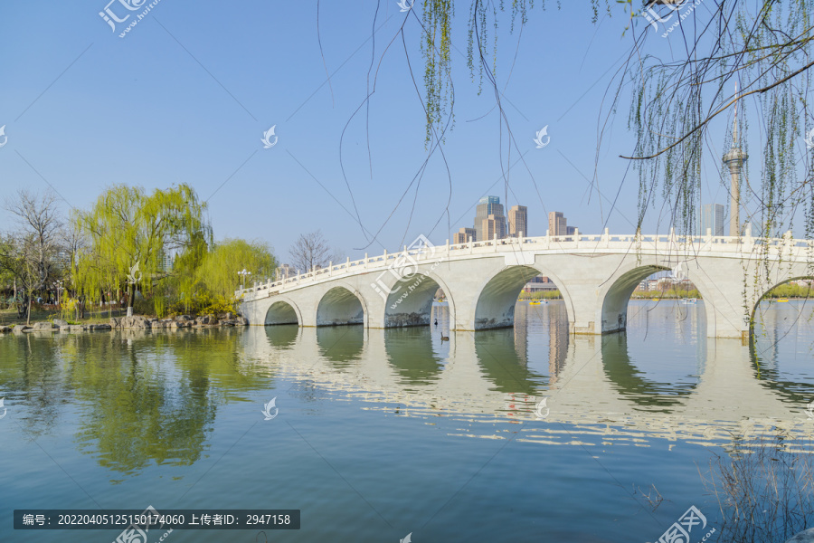 天津市水上公园湖面天际线