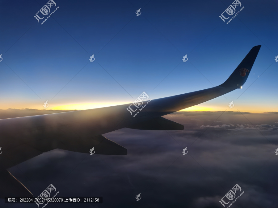 飞机上空的夕阳