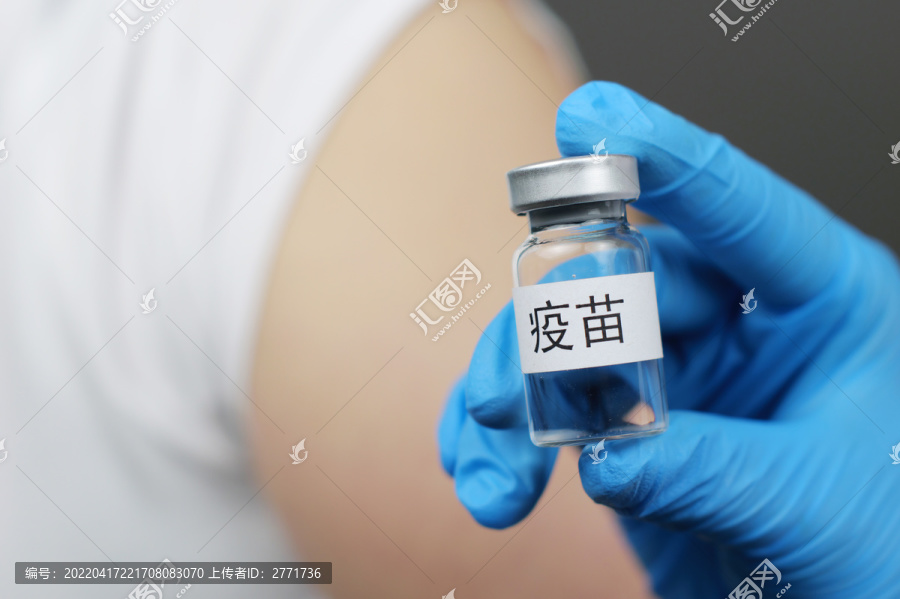 亚洲中国人女医生打疫苗打针