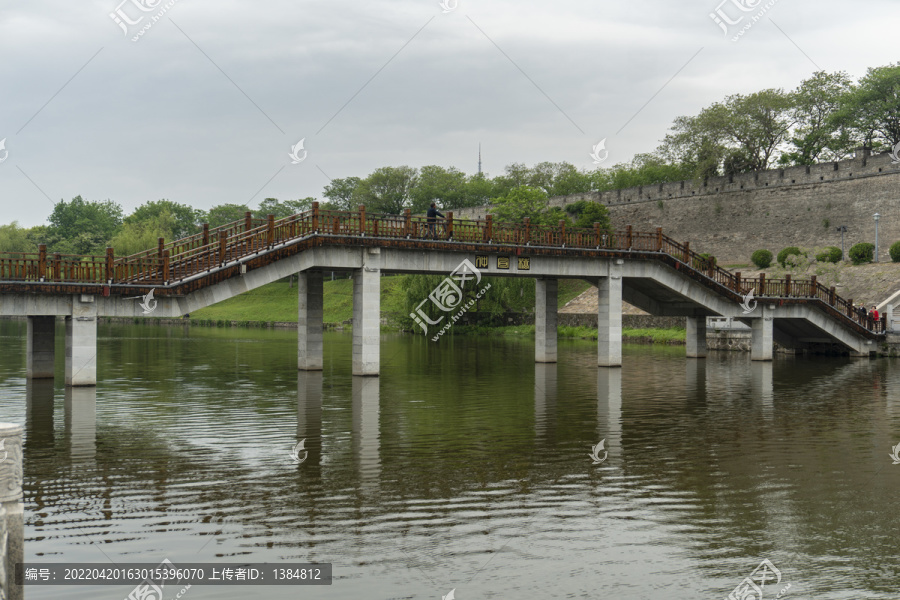 荆州古城护城河上的人行桥